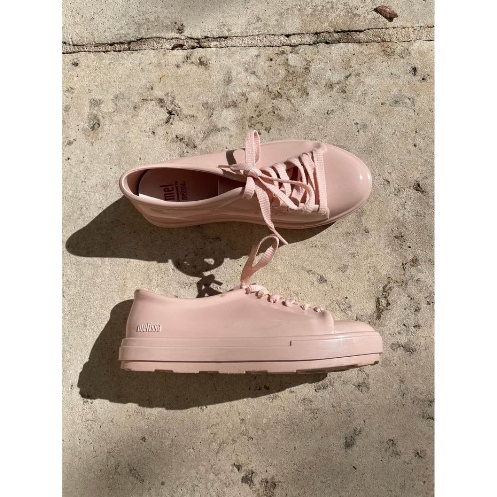 Big Kids’ 2 Mel Dreamed By Melissa Mel Be PVC Lace Up Round Toe Low Top Sneaker
